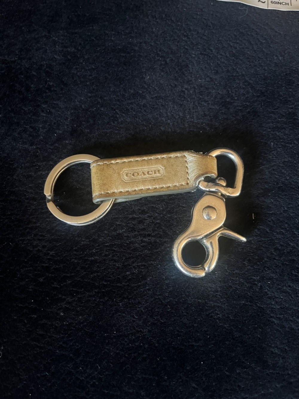 Coach Leather Tag Logo Trigger Snap Bag Charm Tan & Silver Valet Key Ring Fob